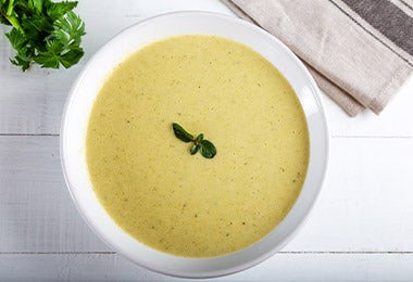 Sopa de apio y puerro con un par de hojas aromáticas, una de las recetas más fáciles de preparar