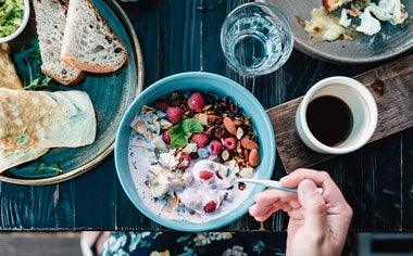 Bowl de frutas, nueces y yogurt, unos de los desayunos fáciles y rápidos