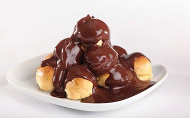 Profiteroles con salsa casera de chocolate Profiteroles con salsa casera de chocolate