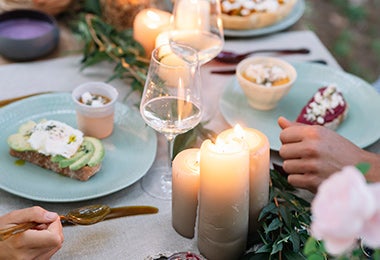 Mesa decorada para una cena romántica al aire libre