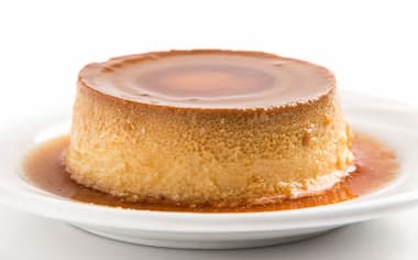 Plato con Flan casero cubierto de caramelo Plato con Flan casero cubierto de caramelo