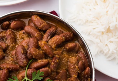 Plato con fréjol para desayuno mexicano