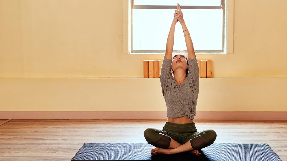 Practica yoga en casa con estos consejos