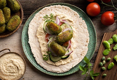 Falafel con verduras y salsa en una tortilla, una receta vegetariana de Medio Oriente. 