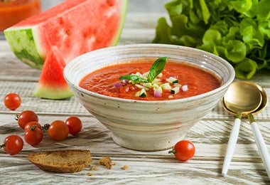 Gazpacho, una sopa fría vegetariana muy popular, servido en un plato de cerámica. 