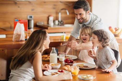 familia desayunando