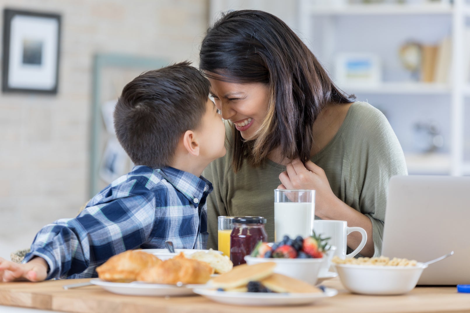 mama e hijo desayunando