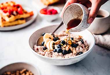 Desayuno con granola y miel