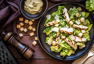 Plato de ensalada saludable con proteína