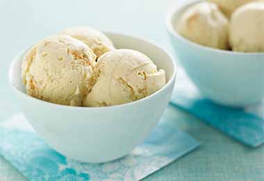 Plato con bolas de helado casero