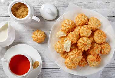 Galletas fáciles con taza de té y leche