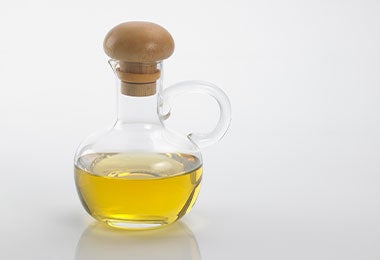 Botella de aceite de pescado listo para usar en distintas preparaciones de cocina