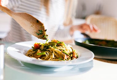 Achiote en preparación de pasta con verduras, preparada en casa servida en un plato blanco