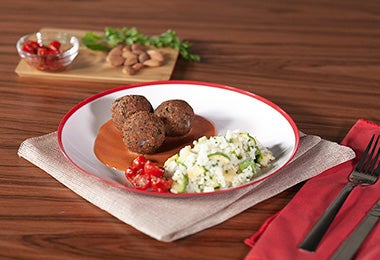 Albóndigas caseras con arroz y tomate