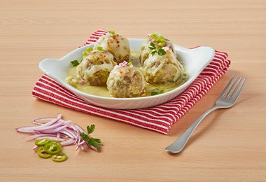 Albóndigas caseras con queso y salsa