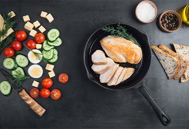 Plato de comida que muestra la alimentación saludable y no saludable con pechuga a la plancha y unas cuantas verduras