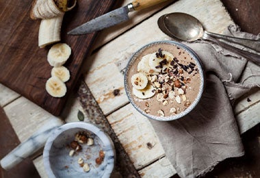 Almendras, arroz, avena y soja dispuestos en cuencos sobre una mesa, ingredientes comunes en leches vegetales con alimentos con calcio