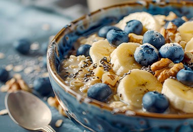 Smoothie bowl de chocolate con plátano, avena y frutos secos, todos alimentos con calcio en una presentación casera