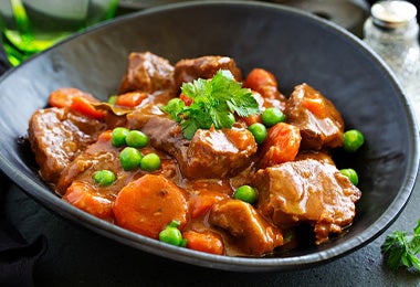 Arvejas, un alimento enlatado común, en un plato de carne. 