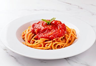 Espagueti preparado con una salsa de tomates enlatados. 