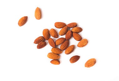 Manotado de almendras para hacer tu bebida.
