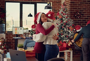 Navidad en la oficina, amigas celebrando.