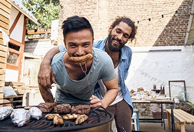 Dos amigos disfrutando de una parrillada