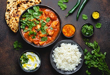 Arroz basmati con pollo tikki masala, yogurt griego y tandoori