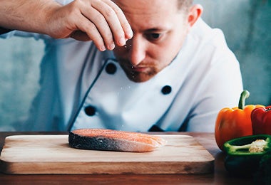 Chef con filete de atún crudo