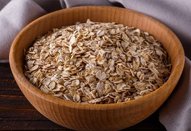 Taza con hojuelas de avena cruda, alimento con magnesio