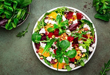 Bowl de ensalada con trozos de babaco acompañado de frutas variadas
