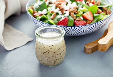 Ensalada de frutas y jugo preparados con babaco fresco