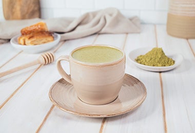 Bebida caliente con té matcha