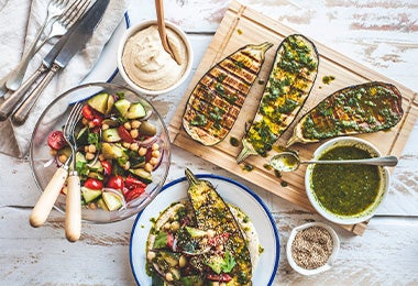 Berenjenas, zucchini, tomates y otras verduras asadas