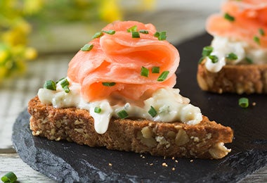 Una brusqueta de salmón, un snack para Navidad. 