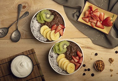 Bowl desayuno con ensalada de frutas