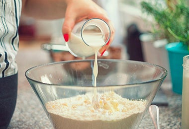 Bowl con harina y leche para mezcla