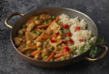 Receta de Butter Chicken con verduras y arroz en un bowl metálico