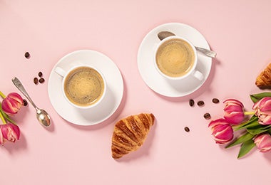 Café, pan y flores, desayuno para San Valentín 