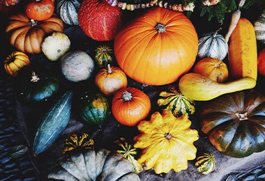 Calabazas de Halloween sobre una mesa. 