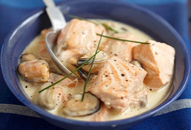 Caldo de pescado en receta de crema de mariscos  