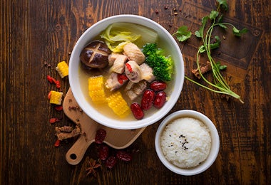 Una sopa oriental de verduras preparada con un caldo de pollo. 