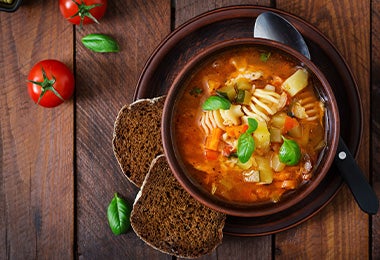 Sopa de pasta y verduras con caldo de pollo.