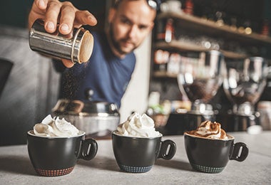 Como Preparar un Espíritu de Canela  La Canela es conocida y usada por sus  miles de beneficios. Es una de las especias más utilizadas para tratar el  cabello. De hecho, usar