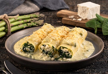 Plato de canelones con clases de salsas bechamel 