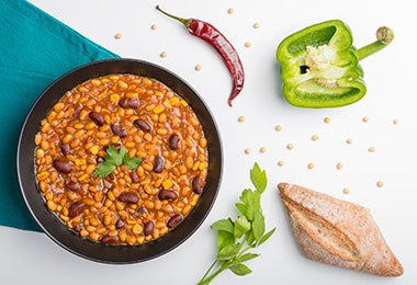 Granos de soya en un plato, la base de algunas carnes vegetales. 