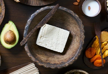 Tofu, una carne vegetal, en un plato de madera. 