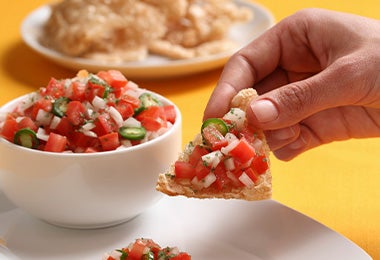 Cebolla blanca cruda con tomate en receta de pico de gallo   