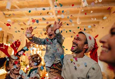 Una familia festejando Año Nuevo.