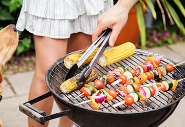 Choclos y brochetas en una parrillada vegetariana